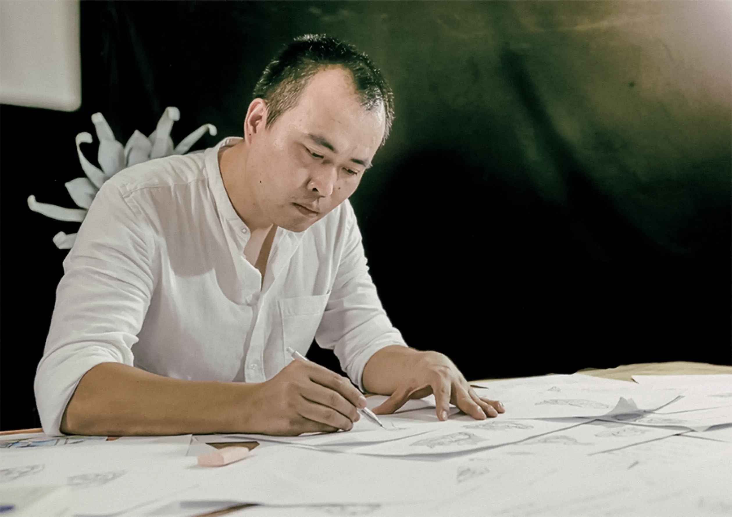 Man draw at a desk